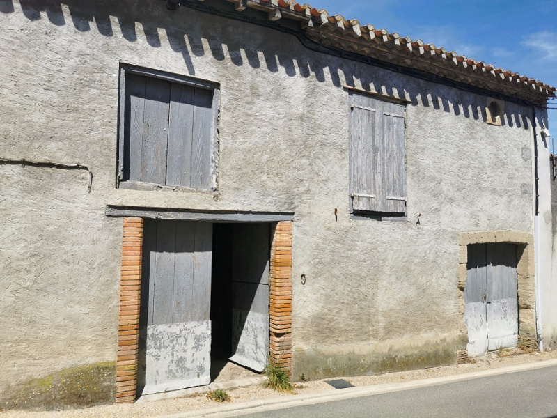 Remise de 80m2 à rénover avec jardinet